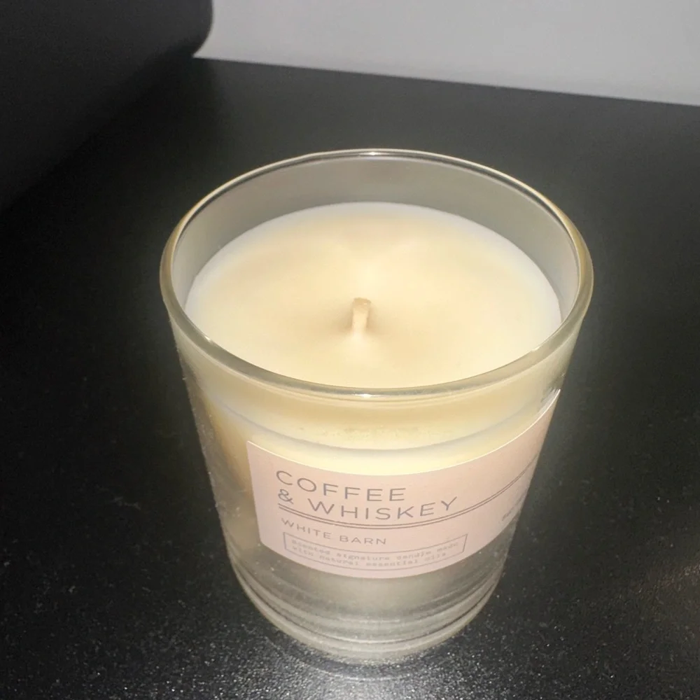 White Barn Coffee & Whiskey Candle - Cream and Pink Label - Picture 3 of 3